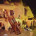 Hotel Shoestring Cave House