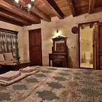 Otel Shoestring Cave House