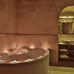 Shoestring Cave House Hotel