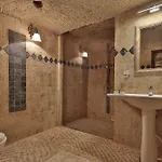 Shoestring Cave House Hotel