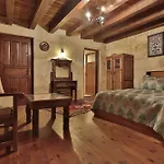 Shoestring Cave House Hotel