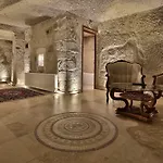 Shoestring Cave House Hotel