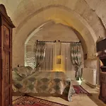 Shoestring Cave House Hotel