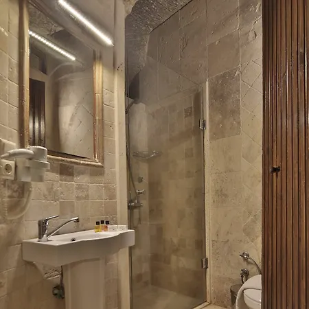 Hotel Shoestring Cave House