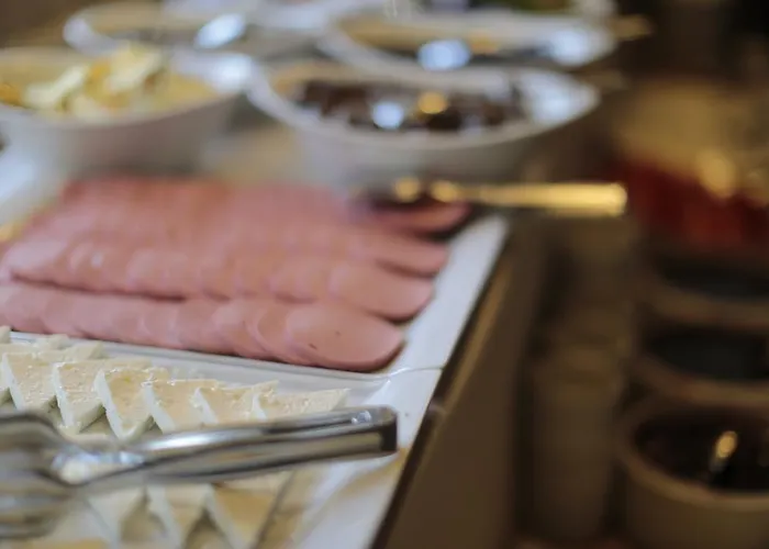 Shoestring Cave House Hotel