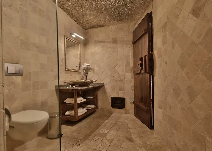 Shoestring Cave House