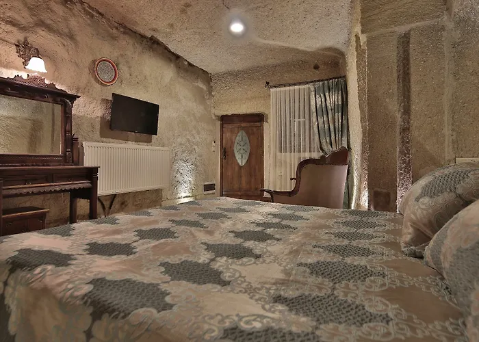 Shoestring Cave House