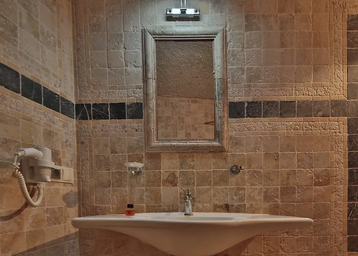 Shoestring Cave House